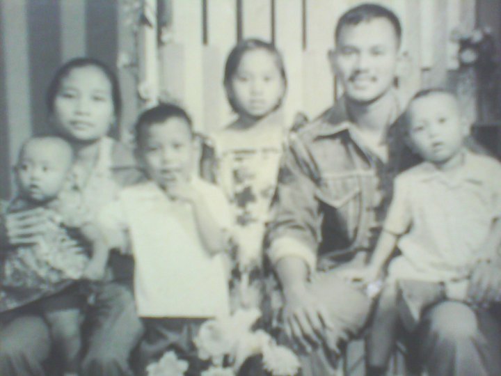Dari kiri ke kanan: Ibu Monika Sri Kartati sedang memangku Laurentia Layland Dewi Setiyati, Bambang Prasetyo, Cicilia Nuning Widiyanti, Bapak Ignatius M. Soepono (Alm.) sedang memangku Widiyanto.